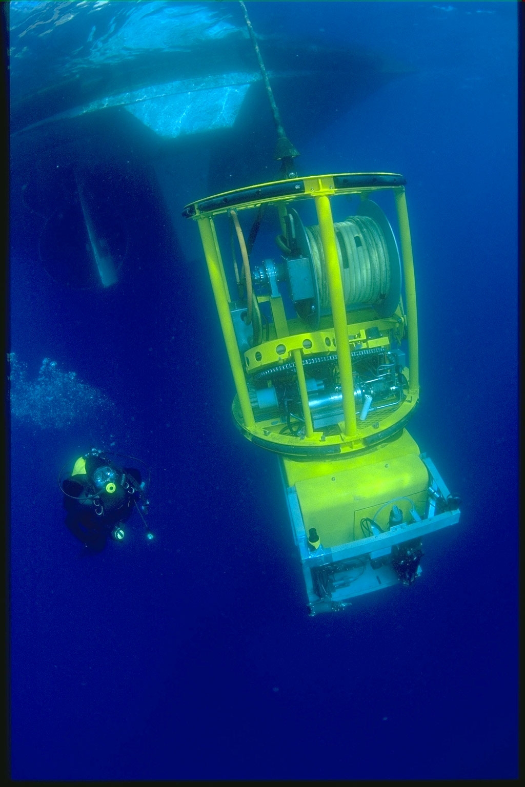 Vehículo remoto submarino